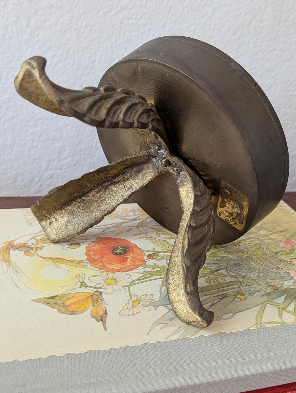 Vintage Brass Hollywood Regency Pillar Candle Holder Leaf Motif 3" X 4.5" - Picture 7 of 12